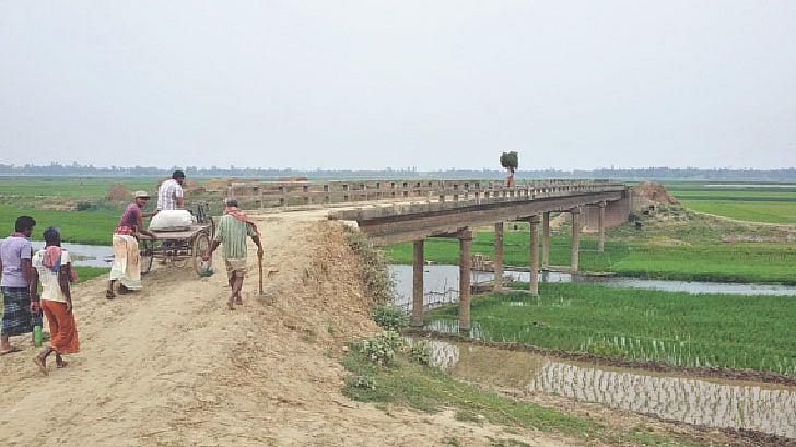 ভাটো সোনাতলা থেকে পাটগাড়ি পর্যন্ত কাঁচা রাস্তা ও সেখানকার ভাঙা সেতুর কারণে ৩০ গ্রামের মানুষ দুর্ভোগ পোহাচ্ছে। প্রথম আলো