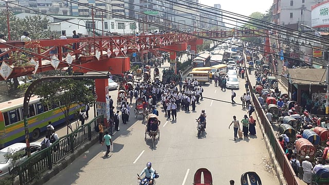 নিরাপদ সড়কের দাবিতে সায়েন্স ল্যাব মোড়ে বিক্ষোভ শিক্ষার্থীদের। ছবি: সুহাদা আফরিন