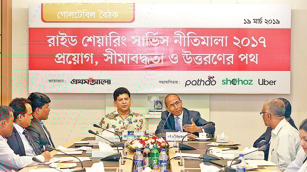 প্রথম আলোর গোলটেবিল বৈঠকে বক্তব্য দেন বিআইডিএর নির্বাহী চেয়ারম্যান কাজী মো. আমিনুল ইসলাম। পাশে পিপিআরসির নির্বাহী চেয়ারম্যান হোসেন জিল্লুর রহমান। গতকাল রাজধানীর কারওয়ান বাজারের সিএ ভবনে। ছবি: প্রথম আলো