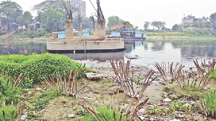 বালু নদের ওপর সেতুটির নির্মাণকাজ শুরু হয়েছিল ১৬ বছর আগে। কিন্তু এখনো শেষ হয়নি। সম্প্রতি নারায়ণগঞ্জের রূপগঞ্জের কায়েতপাড়া ইউনিয়নের নগরকান্দা এলাকায়। ছবি: প্রথম আলো