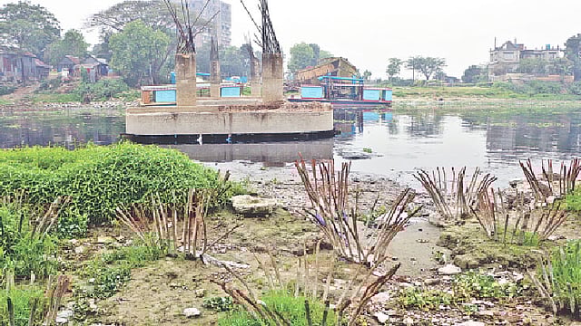 বালু নদের ওপর সেতুটির নির্মাণকাজ শুরু হয়েছিল ১৬ বছর আগে। কিন্তু এখনো শেষ হয়নি। সম্প্রতি নারায়ণগঞ্জের রূপগঞ্জের কায়েতপাড়া ইউনিয়নের নগরকান্দা এলাকায়। ছবি: প্রথম আলো