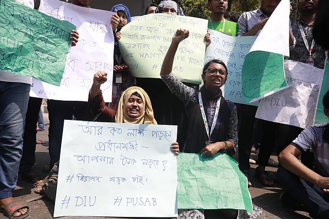 ধানমন্ডি এলাকায় শিক্ষার্থীদের সড়ক অবরোধ। ধানমন্ডি, ঢাকা, ২০ মার্চ। ছবি: শুভ্রকান্তি দাস