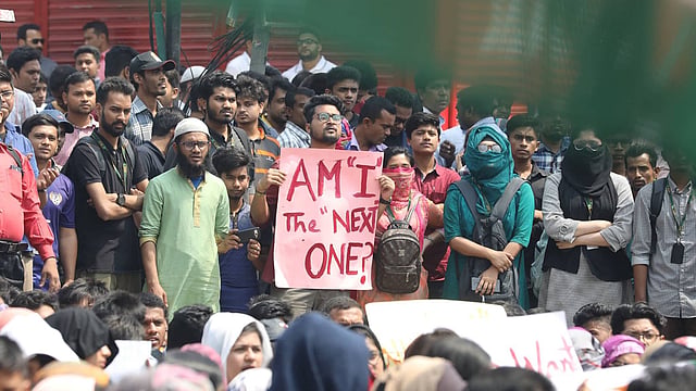 নিরাপদ সড়কের দাবিতে বিক্ষোভ করছেন শিক্ষার্থীরা। ছবি: আবদুস সালাম
