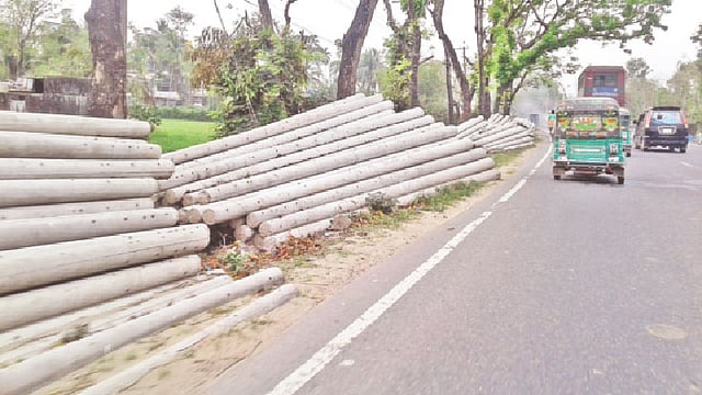 চট্টগ্রাম-কক্সবাজার মহাসড়কের ফুটপাতে পটিয়ার বিভিন্ন স্থানে ঝুঁকিপূর্ণভাবে রাখা হয়েছে বিদ্যুতের খুঁটি। গতকাল সকালে পটিয়া বিসিক শিল্পনগরীর পূর্ব পাশে।  প্রথম আলো