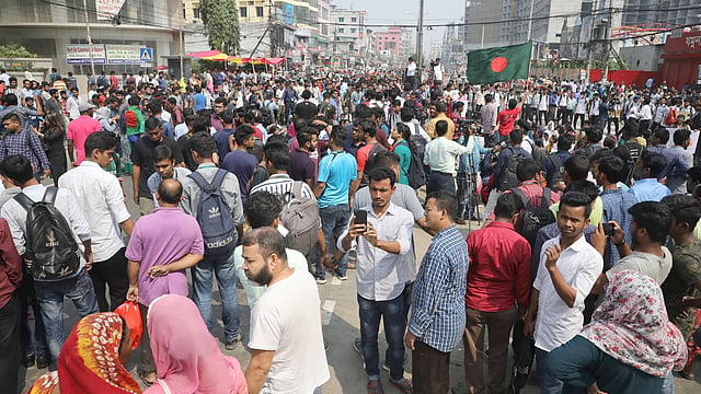 রাজধানীর প্রগতি সরণির যমুনা ফিউচার পার্কের সামনে সড়কে শিক্ষার্থীদের অবস্থান। নদ্দা, ঢাকা, ২০ মার্চ। ছবি: আবদুস সালাম