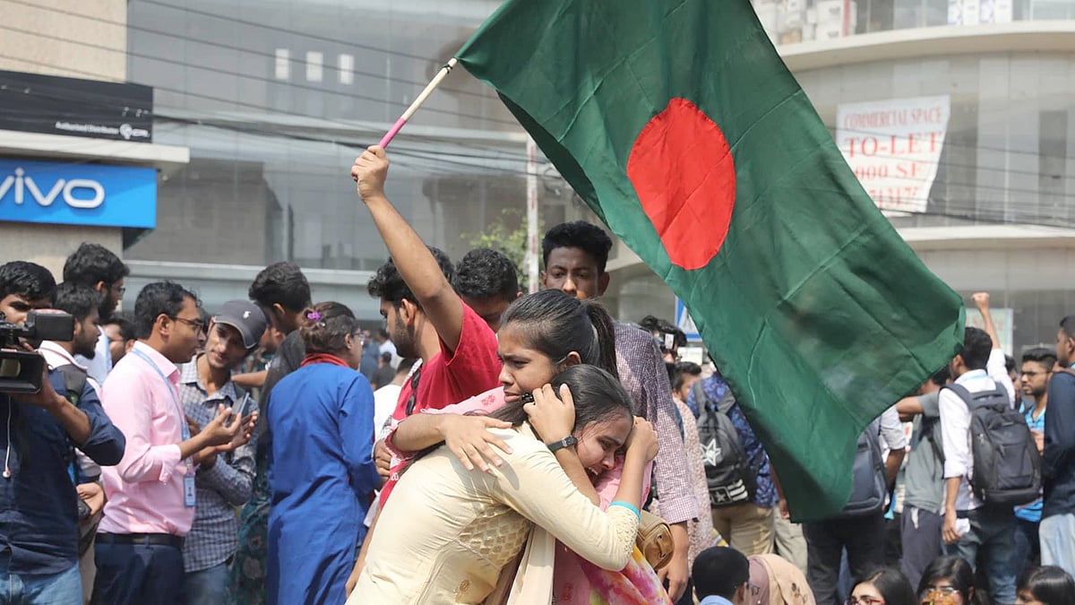 প্রগতি সরণির যমুনা ফিউচার পার্কের সামনে সড়কে শিক্ষার্থীদের অবস্থান। এ সময় কান্নায় ভেঙে পড়েন দুই শিক্ষার্থী। নদ্দা, ঢাকা, ২০ মার্চ। ছবি: আবদুস সালাম