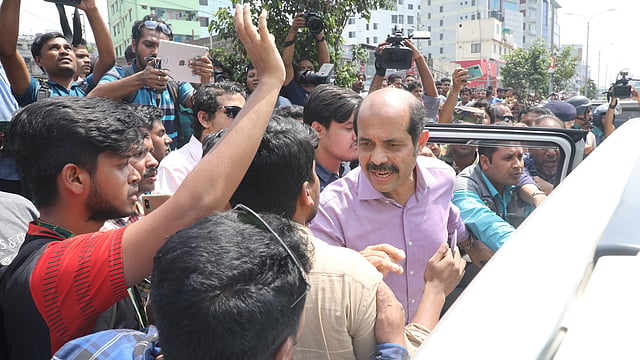 নদ্দায় শিক্ষার্থীদের প্রতিনিধিদের সঙ্গে ঢাকা উত্তরের মেয়র আতিকুল ইসলাম। ছবি: আবদুস সালাম