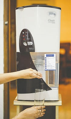 পানির বিশুদ্ধতার ব্যাপারে একটুও ছাড় দেওয়া যাবে না। ছবি: অধুনা