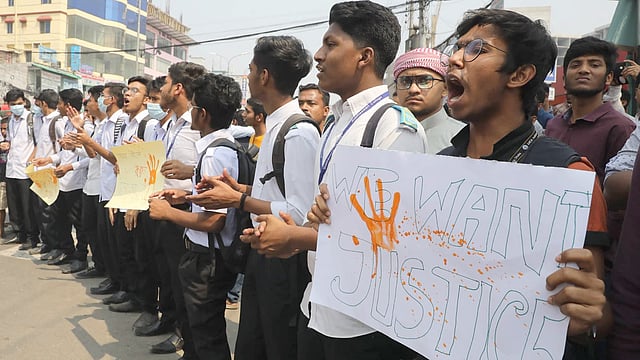 রাজধানীর প্রগতি সরণির যমুনা ফিউচার পার্কের সামনে সড়কে শিক্ষার্থীদের অবস্থান। নদ্দা, ঢাকা, ২০ মার্চ। ছবি: আবদুস সালাম