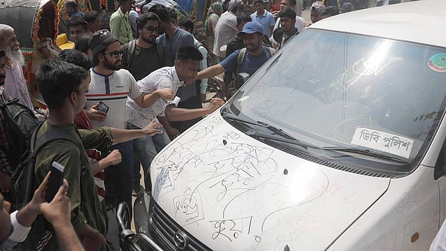 এক গাড়ির ওপর ভুয়া লিখে ঘিরে রেখেছেন শিক্ষার্থীরা। ছবি: সাইফুল ইসলাম