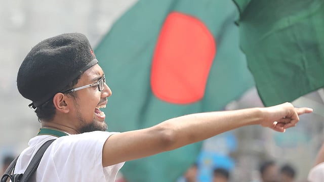 রাজধানীর প্রগতি সরণির যমুনা ফিউচার পার্কের সামনে সড়কে শিক্ষার্থীদের অবস্থান। নদ্দা, ঢাকা, ২০ মার্চ। ছবি: আবদুস সালাম