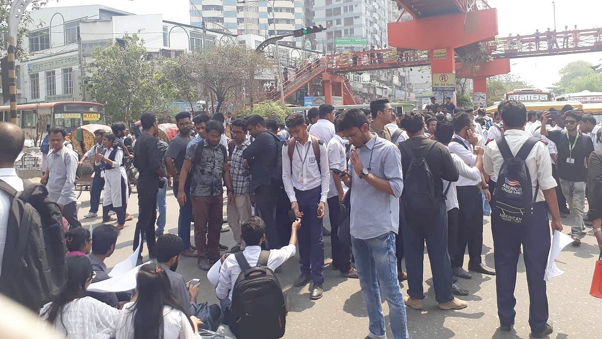 নিরাপদ সড়কের দাবিতে সায়েন্স ল্যাব মোড়ে বিক্ষোভ শিক্ষার্থীদের। ছবি: সুহাদা আফরিন