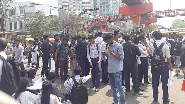 নিরাপদ সড়কের দাবিতে সায়েন্স ল্যাব মোড়ে বিক্ষোভ শিক্ষার্থীদের। ছবি: সুহাদা আফরিন
