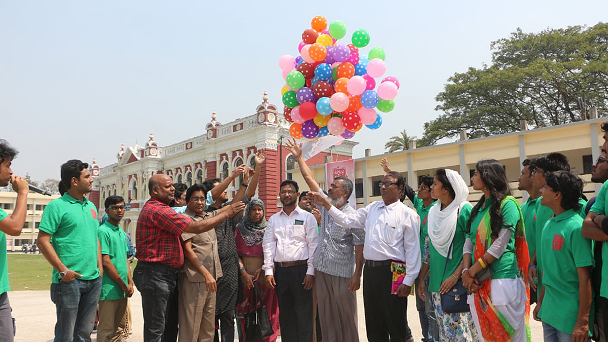 নারায়ণগঞ্জের রূপগঞ্জে আজ বুধবার সরকারি মুড়াপাড়া কলেজে ‘আলোর পথে প্রীতির সাথে’ তারুণ্যের জয়োৎসব অনুষ্ঠান হয়। প্রথম আলো বন্ধুসভা, কিশোর আলো ও মানুষের জন্য ফাউন্ডেশন এর আয়োজন করে। ছবি: দিনার মাহমুদ