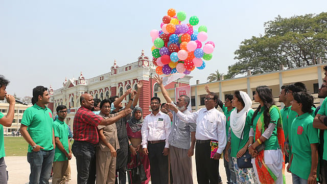 নারায়ণগঞ্জের রূপগঞ্জে আজ বুধবার সরকারি মুড়াপাড়া কলেজে ‘আলোর পথে প্রীতির সাথে’ তারুণ্যের জয়োৎসব অনুষ্ঠান হয়। প্রথম আলো বন্ধুসভা, কিশোর আলো ও মানুষের জন্য ফাউন্ডেশন এর আয়োজন করে। ছবি: দিনার মাহমুদ