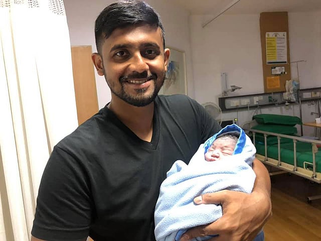 নবজাতক সন্তানের সঙ্গে শাহরিয়ার নাফীস। ছবি: ফেসবুক