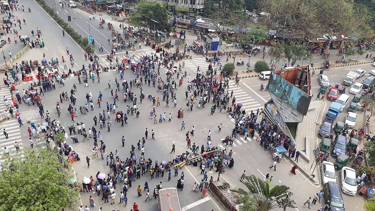 নিরাপদ সড়কের দাবিতে আন্দোলনরত শিক্ষার্থীদের সঙ্গে একাত্মতা প্রকাশ করে শাহবাগে অবস্থান নিয়েছেন ঢাকা বিশ্ববিদ্যালয়সহ কয়েকটি শিক্ষাপ্রতিষ্ঠানের শিক্ষার্থীরা। ছবি: সাইফুল ইসলাম