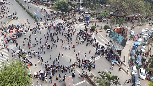 নিরাপদ সড়কের দাবিতে আন্দোলনরত শিক্ষার্থীদের সঙ্গে একাত্মতা প্রকাশ করে শাহবাগে অবস্থান নিয়েছেন ঢাকা বিশ্ববিদ্যালয়সহ কয়েকটি শিক্ষাপ্রতিষ্ঠানের শিক্ষার্থীরা। ছবি: সাইফুল ইসলাম