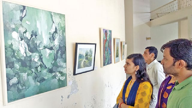 রাজশাহী বিশ্ববিদ্যালয়ে বরেন্দ্র আর্ট সোসাইটি  প্রদর্শনীতে গতকাল শহীদ সুখরঞ্জন সমাদ্দার ছাত্র-শিক্ষক-সাংস্কৃতিক কেন্দ্রে।  প্রথম আলো
