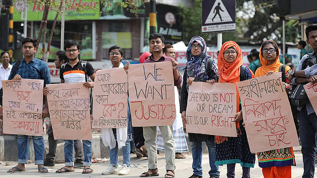 নিরাপদ সড়কের দাবিতে প্ল্যাকার্ড হাতে শিক্ষার্থীরা। ছবি: সাইফুল ইসলাম
