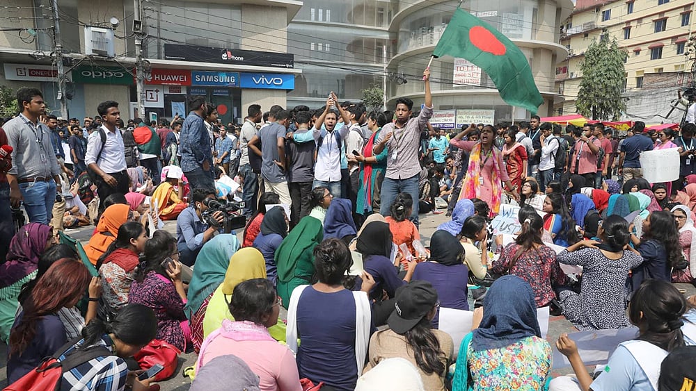 রাজধানীর প্রগতি সরণির যমুনা ফিউচার পার্কের সামনে সড়কে শিক্ষার্থীদের অবস্থান। নদ্দা, ঢাকা, ২০ মার্চ। ছবি: আবদুস সালাম