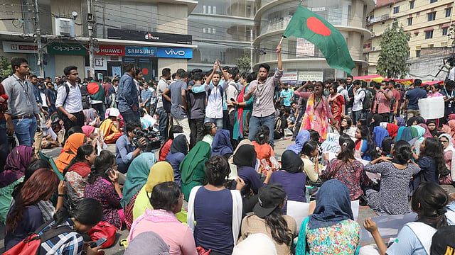 রাজধানীর প্রগতি সরণির যমুনা ফিউচার পার্কের সামনে সড়কে শিক্ষার্থীদের অবস্থান। নদ্দা, ঢাকা, ২০ মার্চ। ছবি: আবদুস সালাম