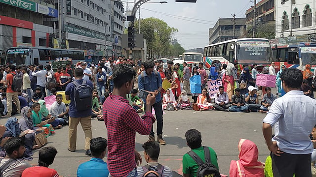 রায়সাহেব বাজার এলাকার সড়কে শিক্ষার্থীদের অবস্থান। ছবি: সংগৃহীত