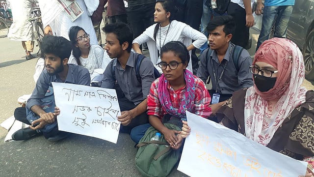 নিরাপদ সড়কের দাবিতে সায়েন্স ল্যাব মোড়ে বিক্ষোভ শিক্ষার্থীদের। ছবি: সুহাদা আফরিন