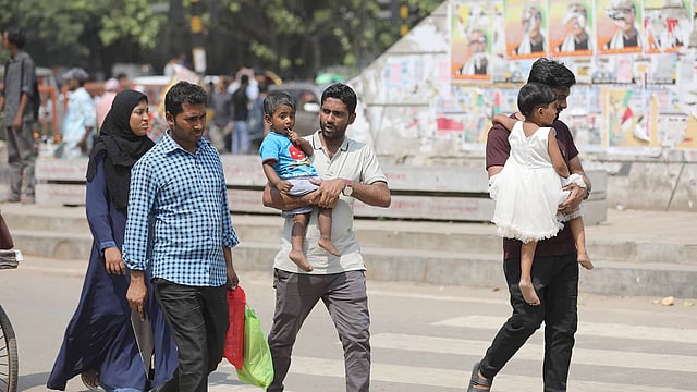 বিক্ষোভের কারণে যানবাহন না পেয়ে হেঁটে রওনা দিয়েছে পরিবার। ছবি: সাইফুল ইসলাম