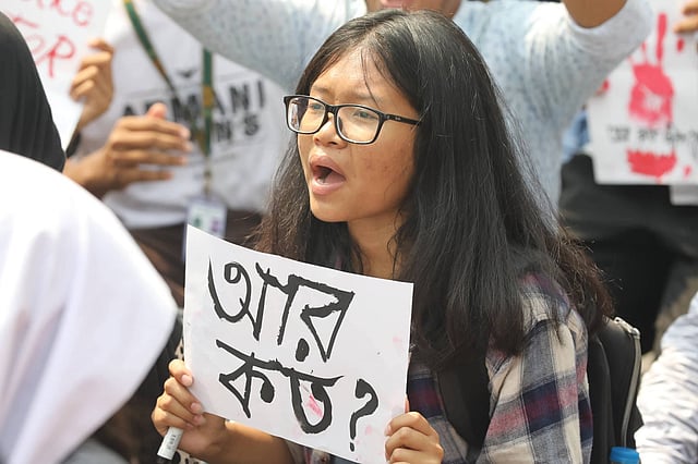রাজধানীর প্রগতি সরণির যমুনা ফিউচার পার্কের সামনে সড়কে শিক্ষার্থীদের অবস্থান। নদ্দা, ঢাকা, ২০ মার্চ। ছবি: আবদুস সালাম
