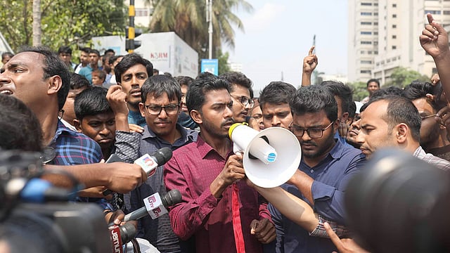 আন্দোলনে একাত্মতা প্রকাশ করে শাহবাগে বক্তব্য দিচ্ছেন ঢাকা বিশ্ববিদ্যালয়ের ভিপি নুরুল হক। ছবি: সাইফুল ইসলাম