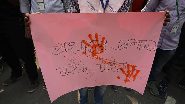 রাজধানীর প্রগতি সরণির যমুনা ফিউচার পার্কের সামনে সড়কে শিক্ষার্থীদের অবস্থান। নদ্দা, ঢাকা, ২০ মার্চ। ছবি: আবদুস সালাম