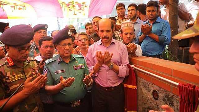 আবরার আহমেদ চৌধুরীর নামে পদচারী সেতুর ভিত্তিপ্রস্তর উদ্বোধনের পর দোয়া করা হচ্ছে। ছবি: আবদুস সালাম