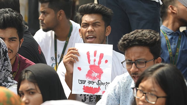 রাজধানীর প্রগতি সরণির যমুনা ফিউচার পার্কের সামনে সড়কে শিক্ষার্থীদের অবস্থান। নদ্দা, ঢাকা, ২০ মার্চ। ছবি: আবদুস সালাম