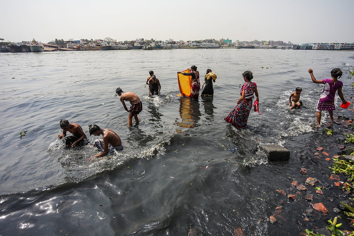 বুড়িগঙ্গার চিত্র। দূষিত কালো কুচকুচে পানিতেই গোসল করছেন লোকজন। ফরিদাবাদ, ঢাকা। ছবি: দীপু মালাকার