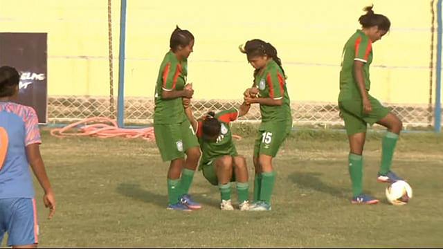 বিরাটনগরে ভারতের বিপক্ষে অসহায় বাংলাদেশের মেয়েরা।