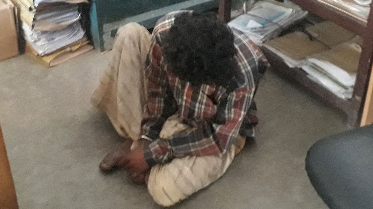 এক বছরের কারাদণ্ডাদেশ হয়েছে আশেক হোসেনের। বদলগাছি, জয়পুরহাট, ২১ মার্চ। ছবি: প্রথম আলো