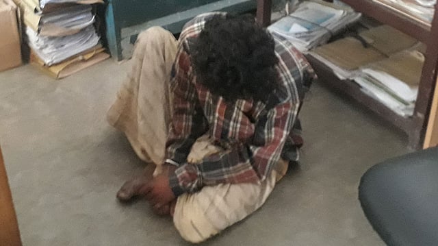 এক বছরের কারাদণ্ডাদেশ হয়েছে আশেক হোসেনের। বদলগাছি, জয়পুরহাট, ২১ মার্চ। ছবি: প্রথম আলো
