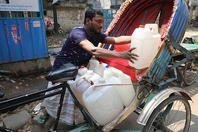বাসাবো-২ নম্বর পানির পাম্প থেকে পানি কিনেছেন তিনি।