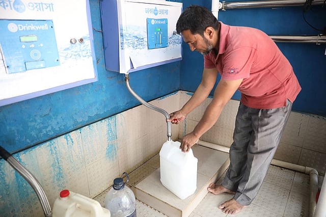 বাড়িতে যে ময়লা ও দুর্গন্ধযুক্ত পানি আসে, তার জন্য বিল পরিশোধ করতে হয়, আবার পাম্প থেকেও টাকা দিয়ে বিশুদ্ধ পানি কিনতে হয়। বাসাবোর চিত্র।