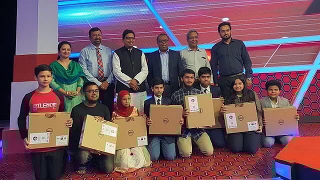 ২০তম আন্তর্জাতিক রোবট অলিম্পিয়াডে স্বর্ণপদক বিজয়ী দলের হাতে ল্যাপটপ তুলে দেন তথ্যপ্রযুক্তি প্রতিমন্ত্রী জুনাইদ আহমেদ পলক। ছবি: সংগৃহীত