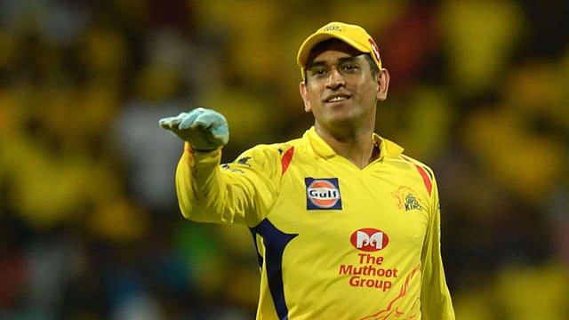 ক্ষতিগ্রস্ত পরিবারের পাশে দাঁড়াচ্ছেন ধোনিরা। ছবি: এএফপি