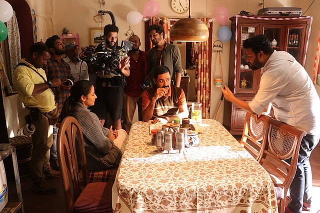 রোহিত তিওয়ারি ও সালিনা প্রকাশকে দৃশ্য বুঝিয়ে দিচ্ছেন আদনান আল রাজীব। ছবি: সংগৃহীত