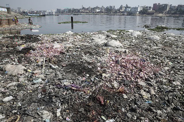 বুড়িগঙ্গায় ভাসছে বর্জ্য। সোয়ারীঘাট, ঢাকা। ছবি: আবদুস সালাম
