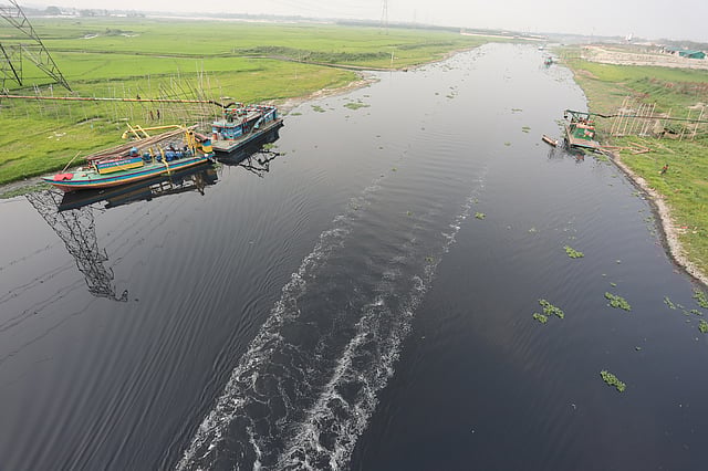 তুরাগের আশুলিয়া অংশের চিত্র। বাড়ছে দূষণের মাত্রা। বিরুলিয়া, আশুলিয়া, ঢাকা। ছবি: দীপু মালাকার