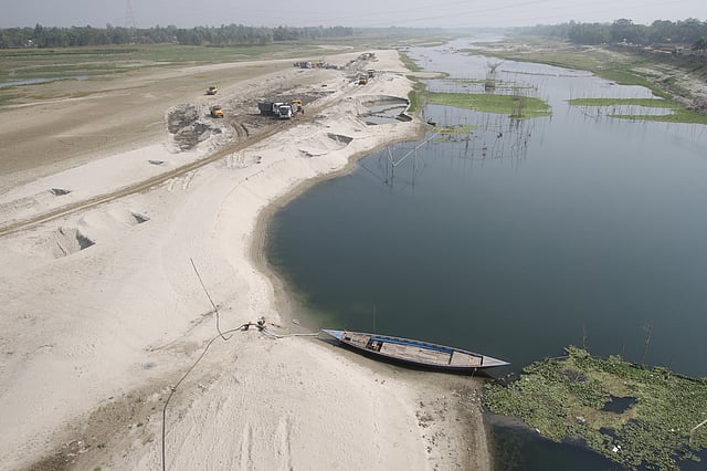 শুষ্ক মৌসুমে কালীগঙ্গা নদীর অনেকটাই শুকিয়ে যায়। জেগে ওঠা চরগুলো তখন দখল হতে থাকে। তরা, মানিকগঞ্জ। ছবি: আবদুস সালাম