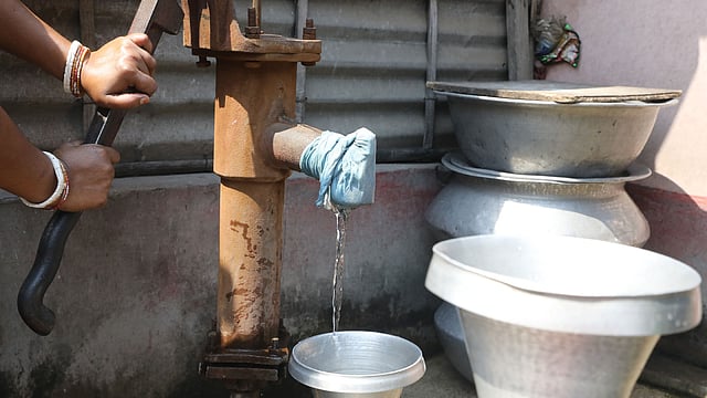 চাপকল দিয়ে পানি কম আসে। যতটুকু আসে তাও ময়লাযুক্ত। টিটিপাড়া বস্তির চিত্র।