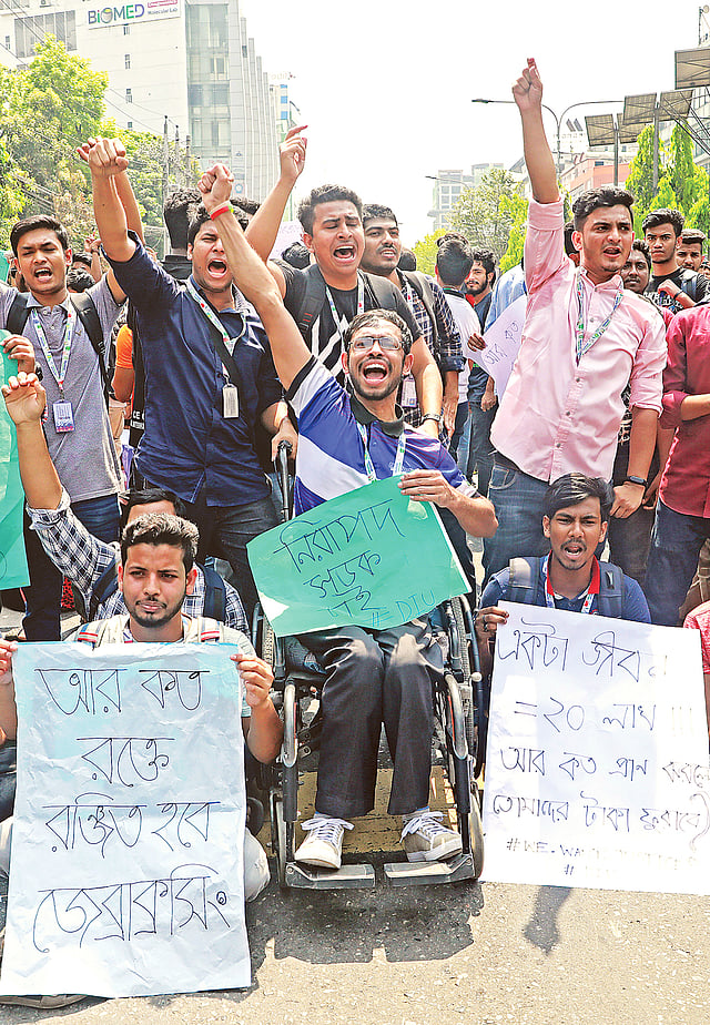 নৈরাজ্য আর বিশৃঙ্খলার কারণে রাজধানীতে একের পর এক দুর্ঘটনা ঘটছে। নিরাপদ সড়কের দাবিতে রাজধানীতে বিক্ষোভ করেন বিভিন্ন শিক্ষাপ্রতিষ্ঠানের শিক্ষার্থীরা। গতকাল ধানমন্ডি ২৭ নম্বরে।