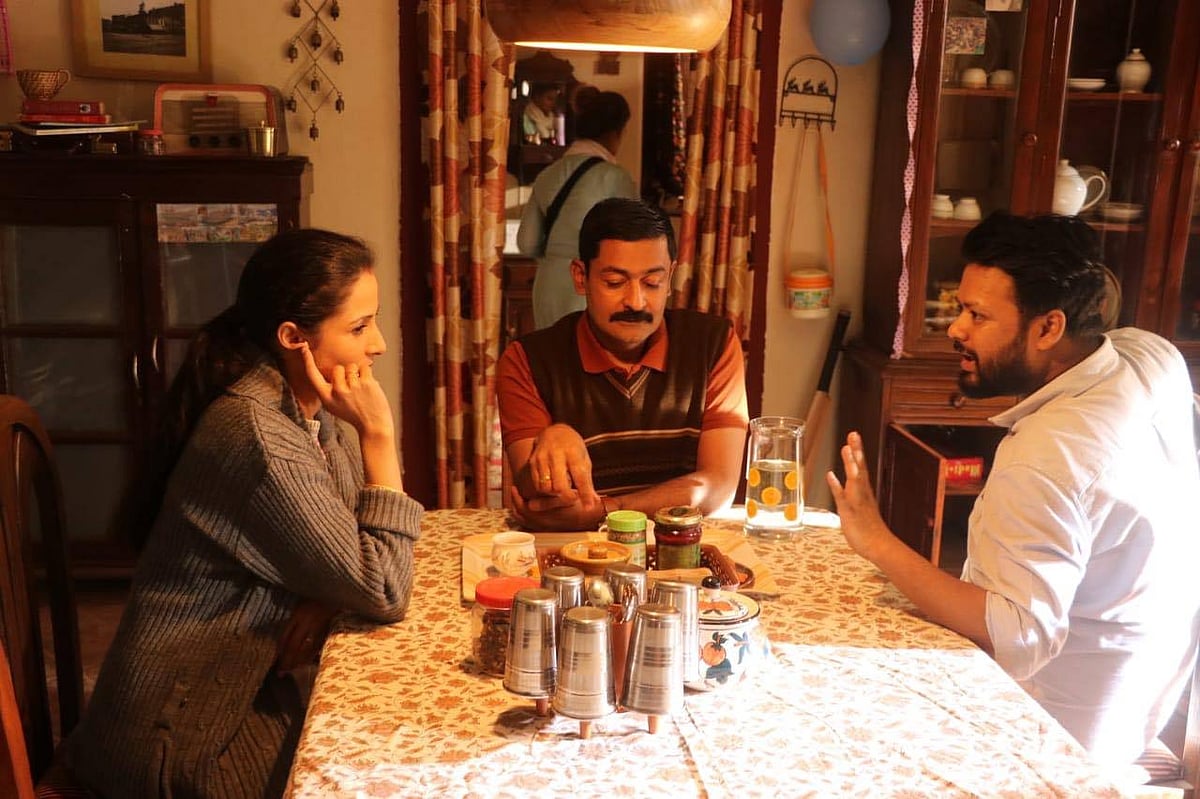 রোহিত তিওয়ারি ও সালিনা প্রকাশকে দৃশ্য বুঝিয়ে দিচ্ছেন আদনান আল রাজীব। ছবি: সংগৃহীত