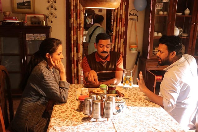 রোহিত তিওয়ারি ও সালিনা প্রকাশকে দৃশ্য বুঝিয়ে দিচ্ছেন আদনান আল রাজীব। ছবি: সংগৃহীত